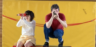 Kaj? Vas! – Was? Dorf! Zweisprachiges Theaterstück