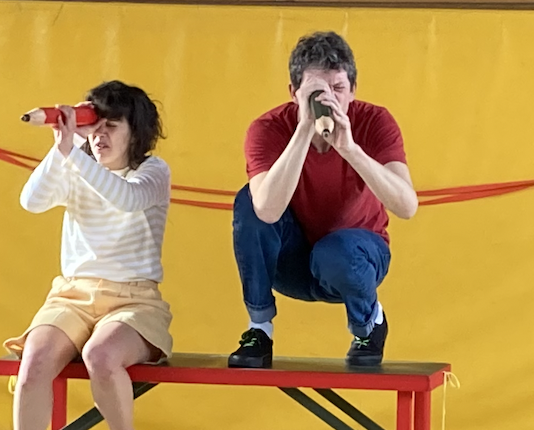 Kaj? Vas! – Was? Dorf! Zweisprachiges Theaterstück